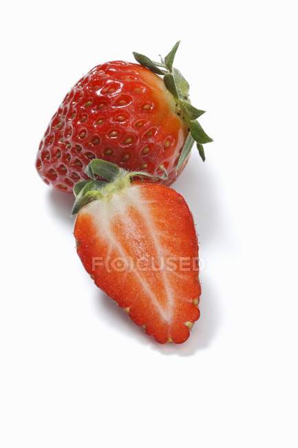 Reife Erdbeere und die Hälfte — Stockfoto