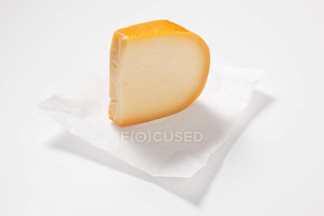 Кусок сыра Гауда — стоковое фото