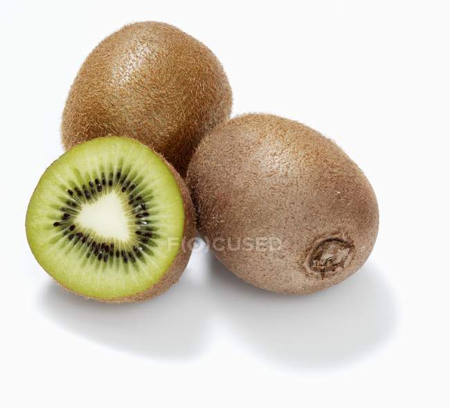 Frutos kiwi sobre fondo blanco - foto de stock