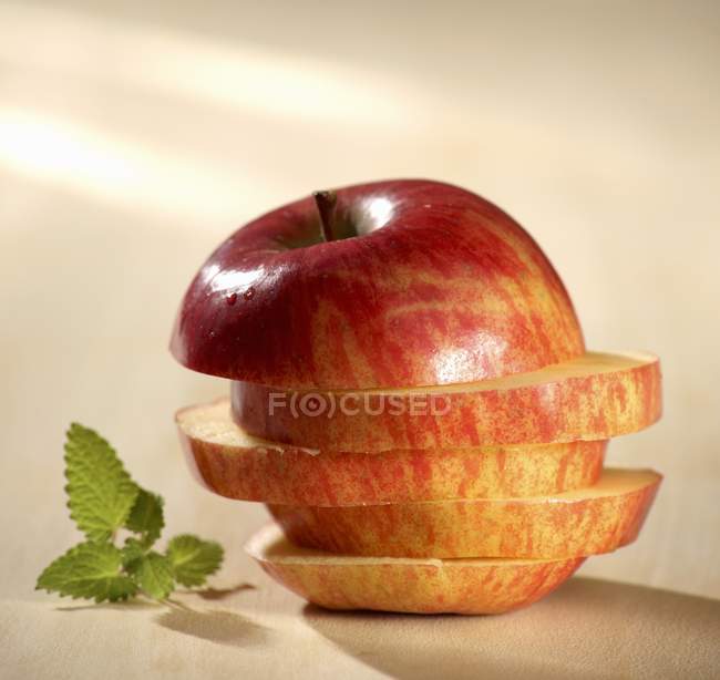 Rodajas de manzana maduras - foto de stock