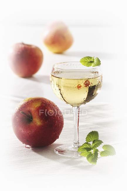 Sumo de maçã e maçãs frescas — Fotografia de Stock
