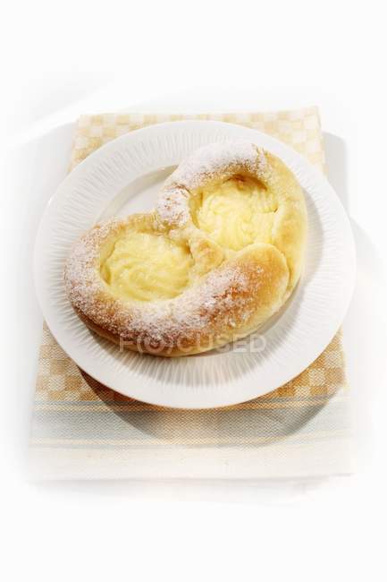 Dolce pretzel con crema alla vaniglia — Foto stock