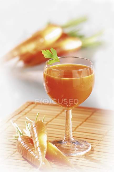 Succo di carota in vetro — Foto stock