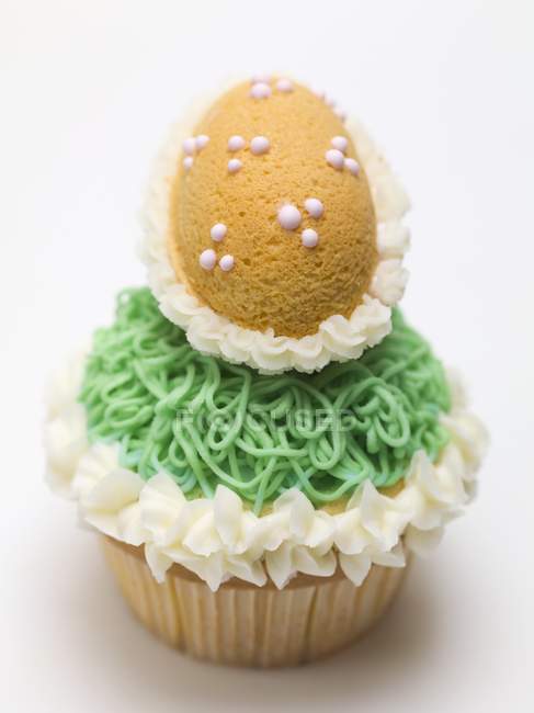 Cupcake and baked Easter egg — Stock Photo