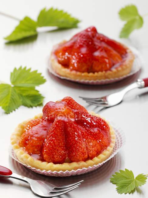 Small strawberry tarts — Stock Photo