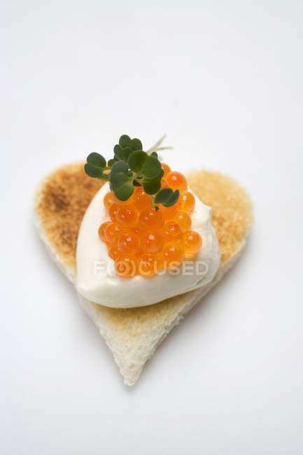 Closeup view of canape sour cream and keta caviar on toast — Stock Photo