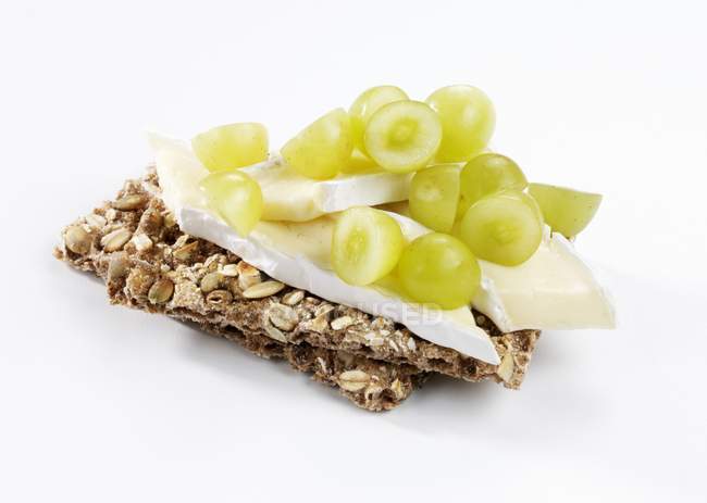 Brie y uvas verdes - foto de stock