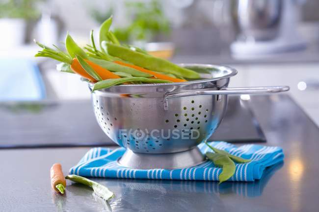 Fresh carrots and beans — Stock Photo