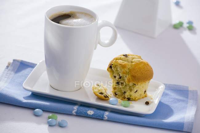 Cup of coffee and muffin — Stock Photo