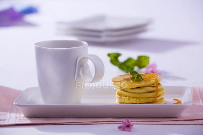 Small pancakes in plate — Stock Photo