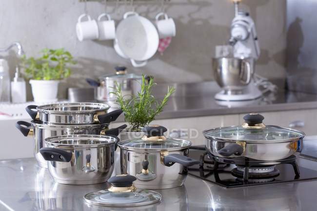 Casseroles en acier inoxydable assorties dans une cuisine — Photo de stock