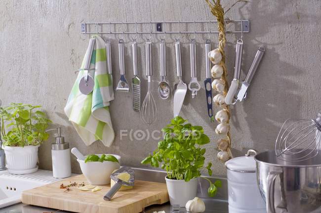 Кухонный интерьер и посуда — стоковое фото