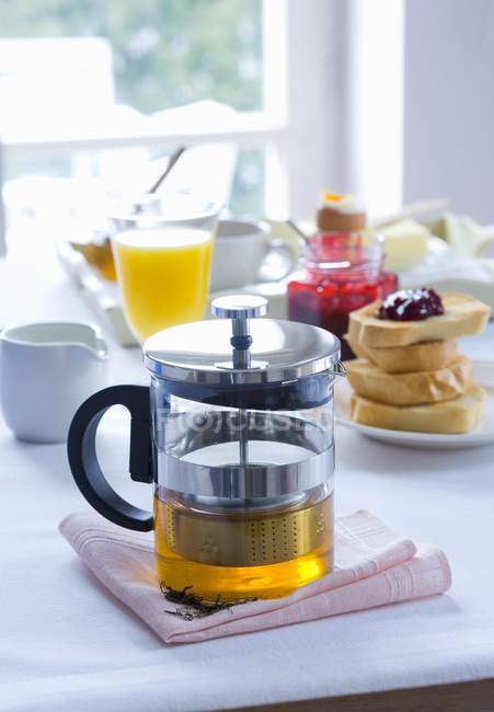 Тосты и апельсиновый сок на завтрак — стоковое фото