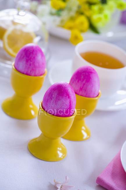 Huevos rosados de Pascua - foto de stock