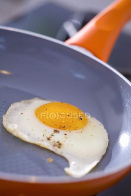 Gebratenes Ei in der Pfanne — Stockfoto