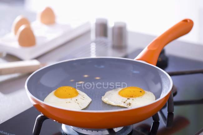 Ovos em uma panela de ato de fritar — Fotografia de Stock