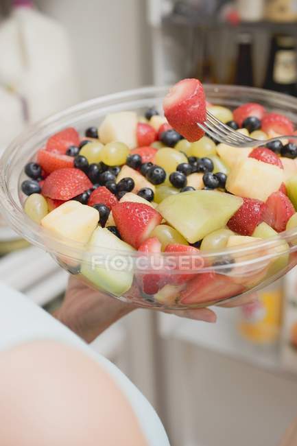 Donna mangiare macedonia di frutta — Foto stock