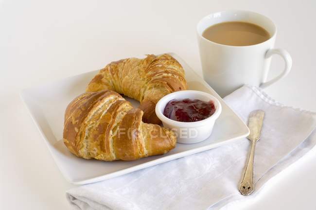Croissant con gelatina sul piatto — Foto stock