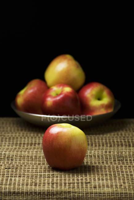 Яблоко с аппликациями — стоковое фото