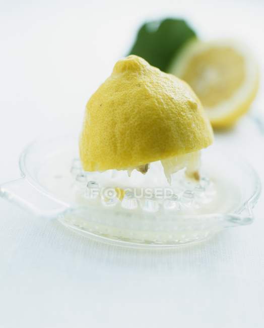 Limón en exprimidor de cítricos - foto de stock