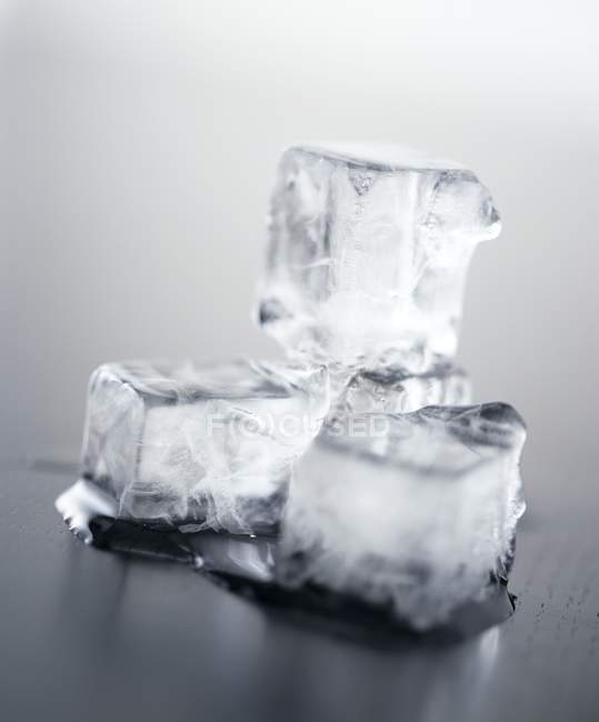 Tres cubitos de hielo derretidos - foto de stock