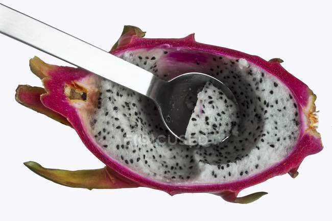 Meia fruta de dragão com colher — Fotografia de Stock