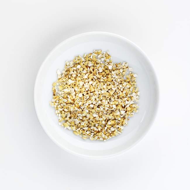 Вид сверху на пшеничные отруби на белой тарелке — стоковое фото
