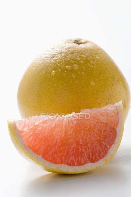 Клин из розового грейпфрута — стоковое фото