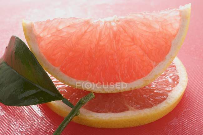 Pink grapefruit on slice — Stock Photo