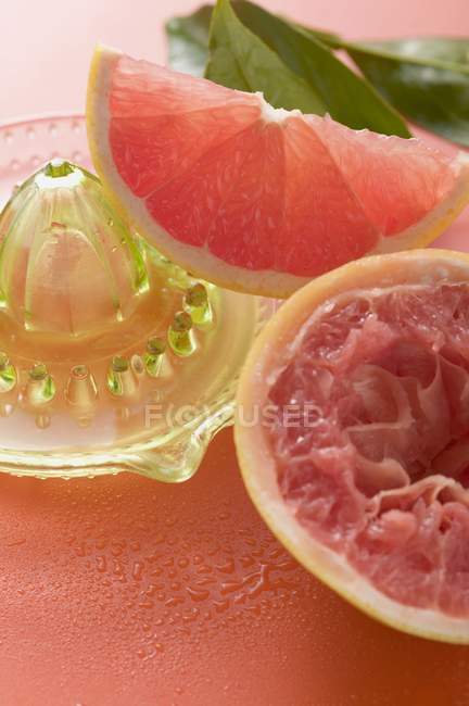 Стиснув рожевий грейпфрут — стокове фото
