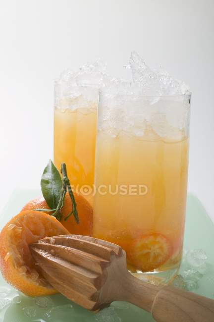 Two fruity drinks with kumquats — Stock Photo