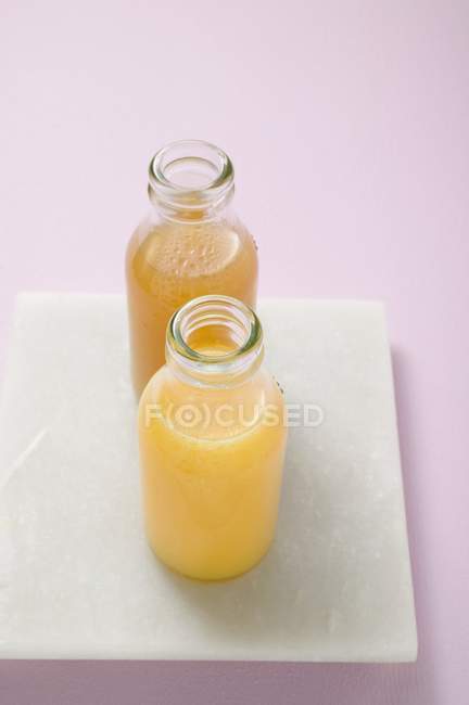 Скляні пляшки з фруктовим соком — стокове фото