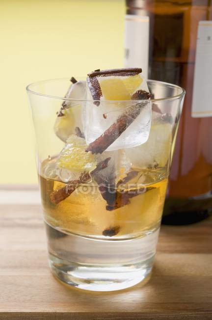 Rum e cubetti di ghiaccio — Foto stock