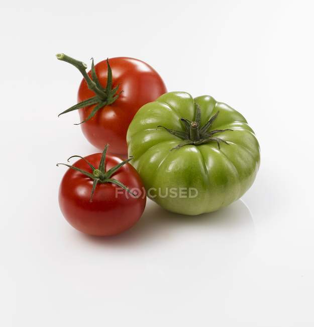 Red and green tomatoes — Stock Photo