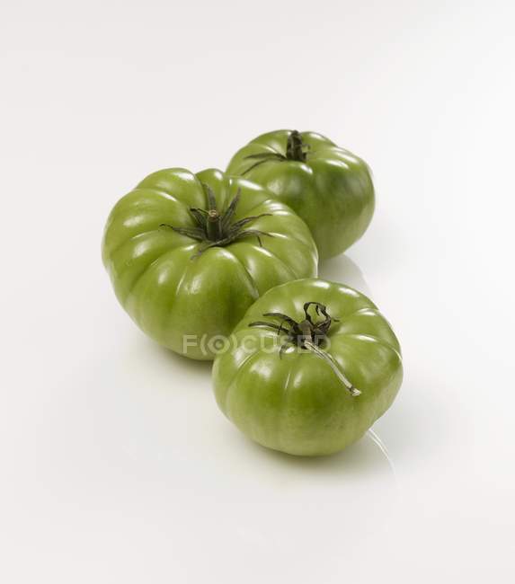 Три зелёных помидора — стоковое фото