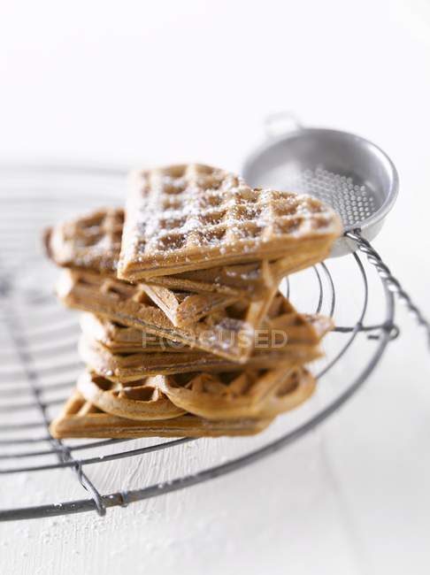 Waffles polvilhados com açúcar de confeiteiro — Fotografia de Stock