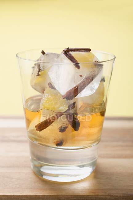Rum e cubetti di ghiaccio — Foto stock