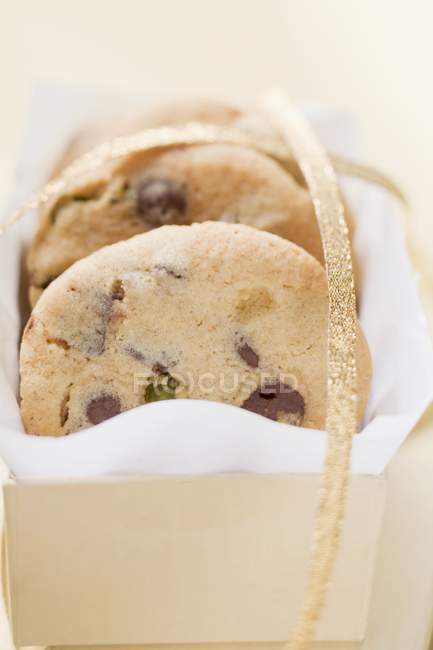 Chocolate chip cookies in box with ribbon — Stock Photo