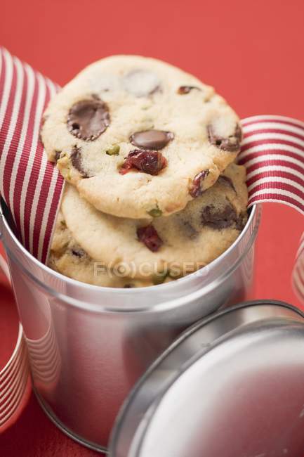 Biscoitos de chocolate com cranberries — Fotografia de Stock