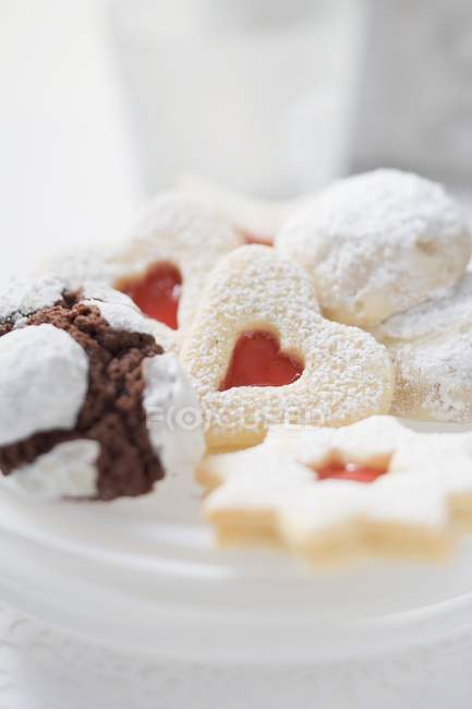 Kekse auf weißem Teller — Stockfoto