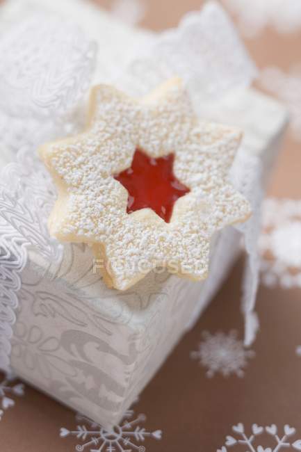Jam-filled star biscuit on white box — Stock Photo