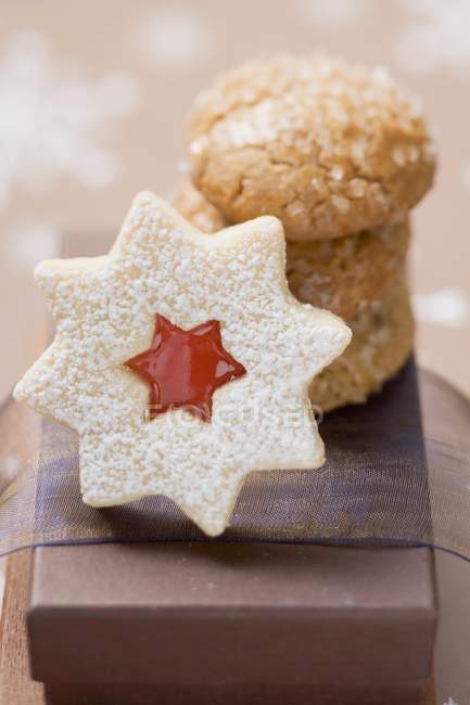Jam-filled star biscuit and amaretti — Stock Photo