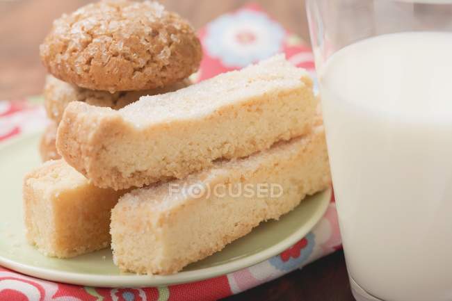 Печиво і короткий хліб на тарілці — стокове фото