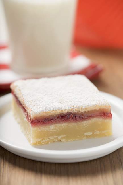 Jam slice with icing sugar — Stock Photo