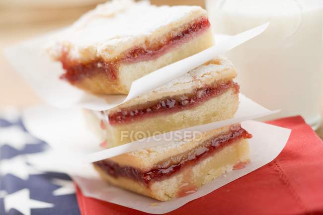 Closeup view of piled jam pie slices with icing sugar — Stock Photo
