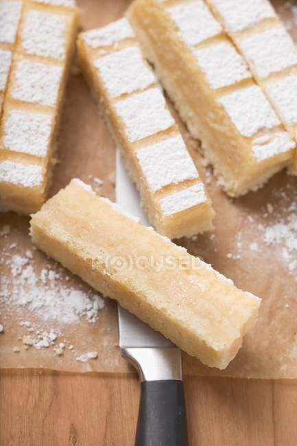 Barras de bolo com açúcar de confeiteiro — Fotografia de Stock