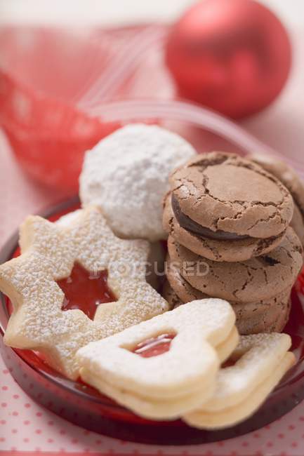Kekse auf rotem Plastikteller — Stockfoto
