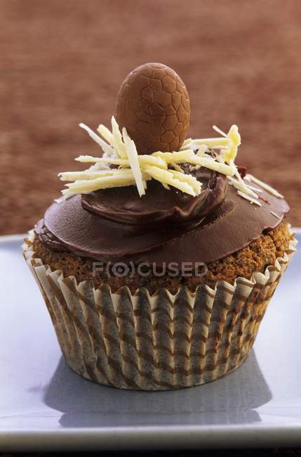 Cupcake de chocolate con decoración de Pascua - foto de stock