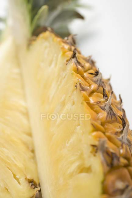 Deux quartiers d'ananas — Photo de stock