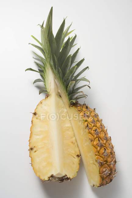 Deux quartiers d'ananas — Photo de stock